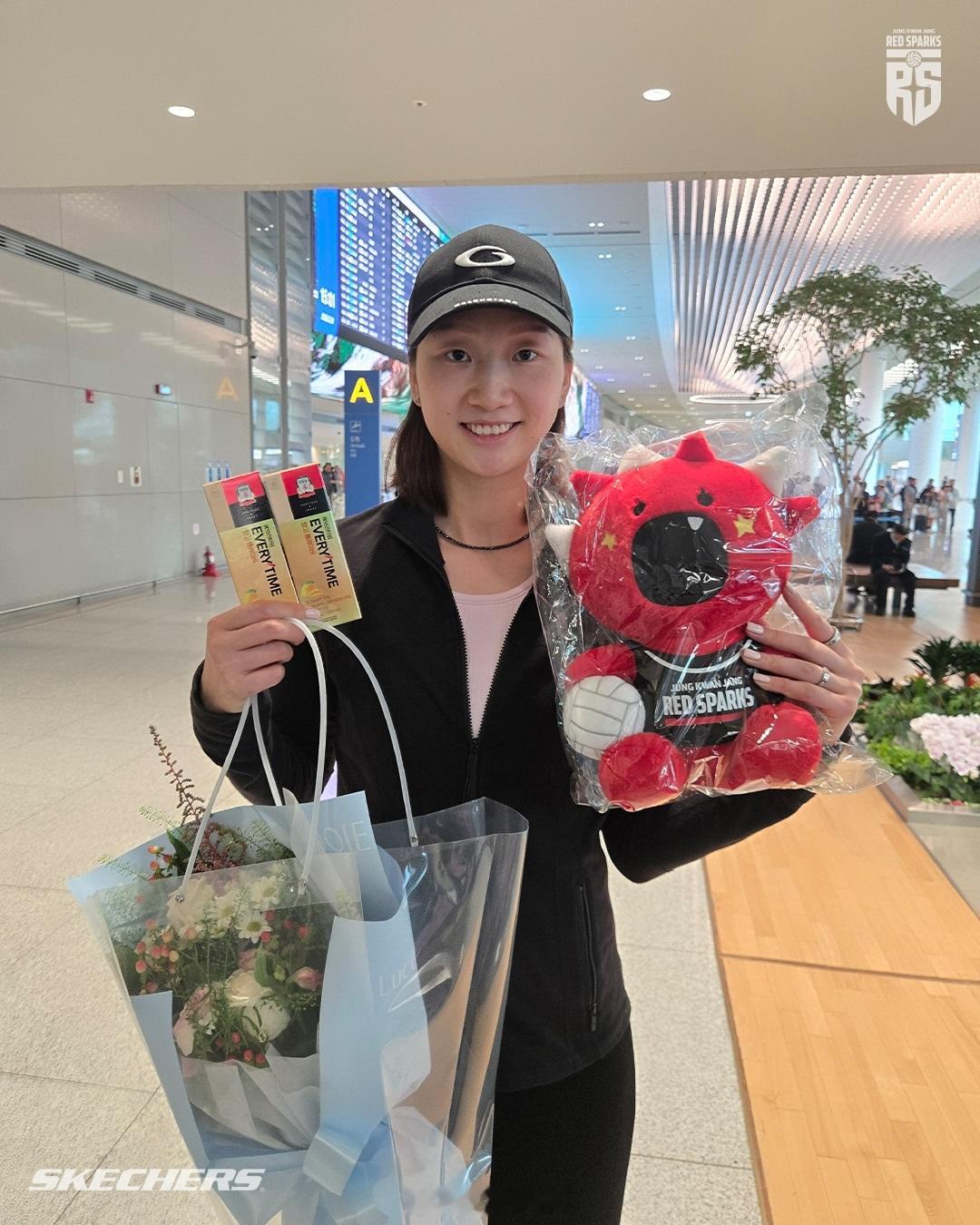 排球明星 正官庄红火花女排俱乐部：“仲慧 （종휘）！欢迎加入 Red Spark