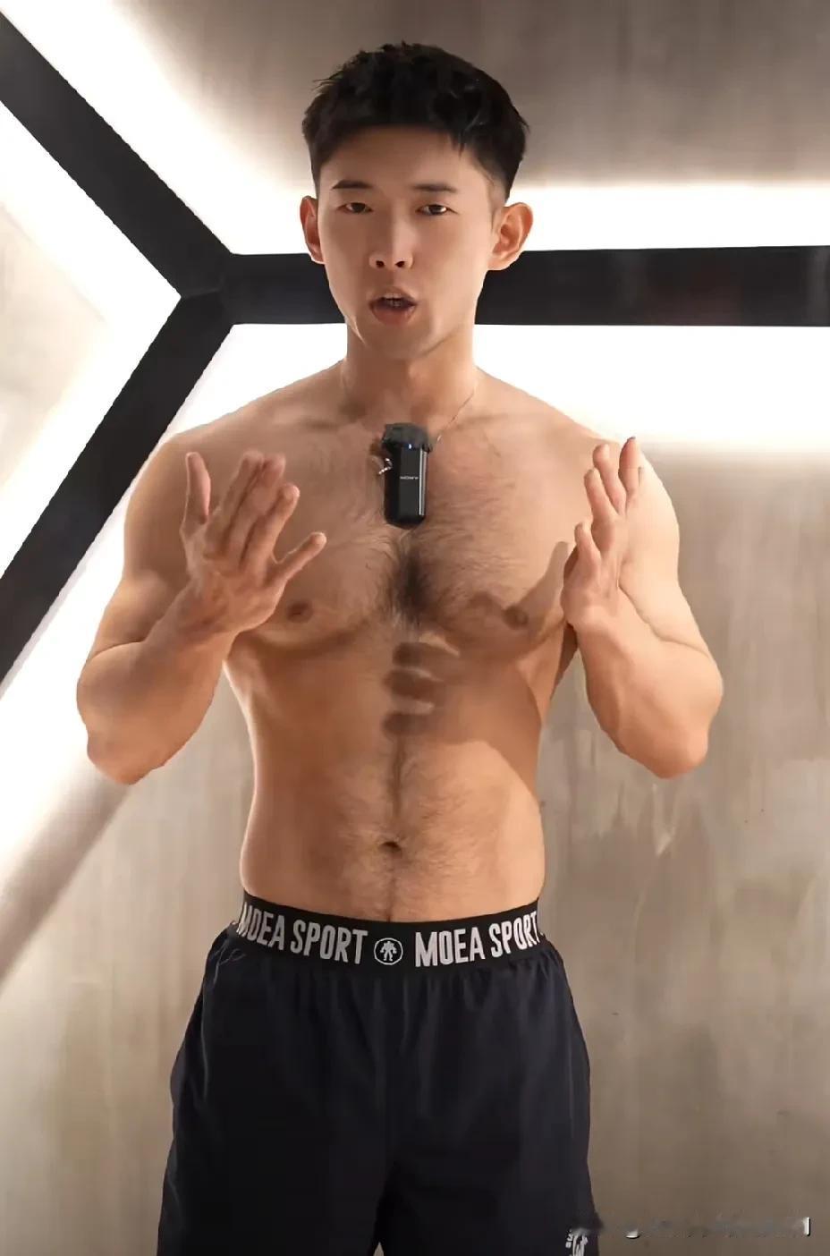 这是行走荷尔蒙吧，魅力四射，男人味十足。
性张力满满的男人，诱惑力满满，男子气概