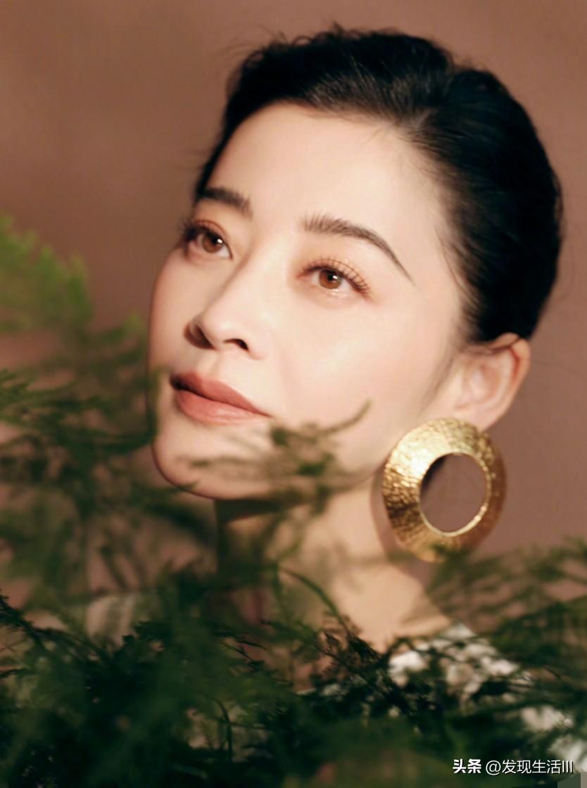 “不借春风，绽放随心”，正是梅婷当下生活状态的写照。

梅婷是那种“不疯魔不成佛