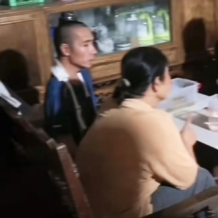 小松和秋秋在越南省城安沛建民宿，二楼封顶之际也是他们的直播卖货之时，民宿二层封顶