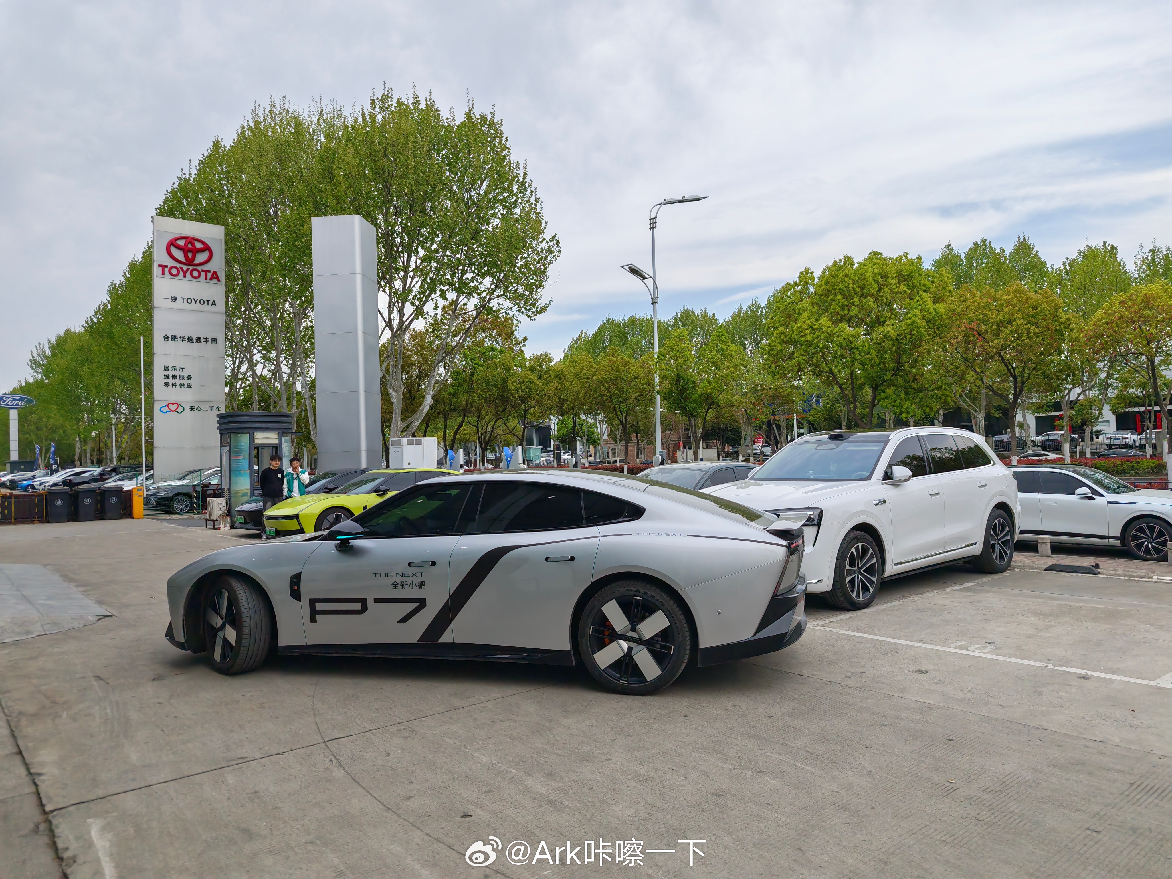 假期前带小姨买了一台深蓝S05，放完假又带着我妹订了一台小鹏MONA M03 2