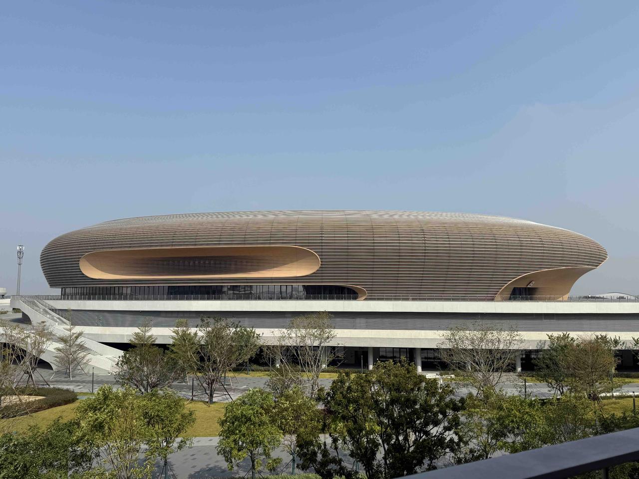 这个体育馆，不是供人玩体育的，这只是一个陈列馆，陈列几条类似虫虫的建筑，不知道会