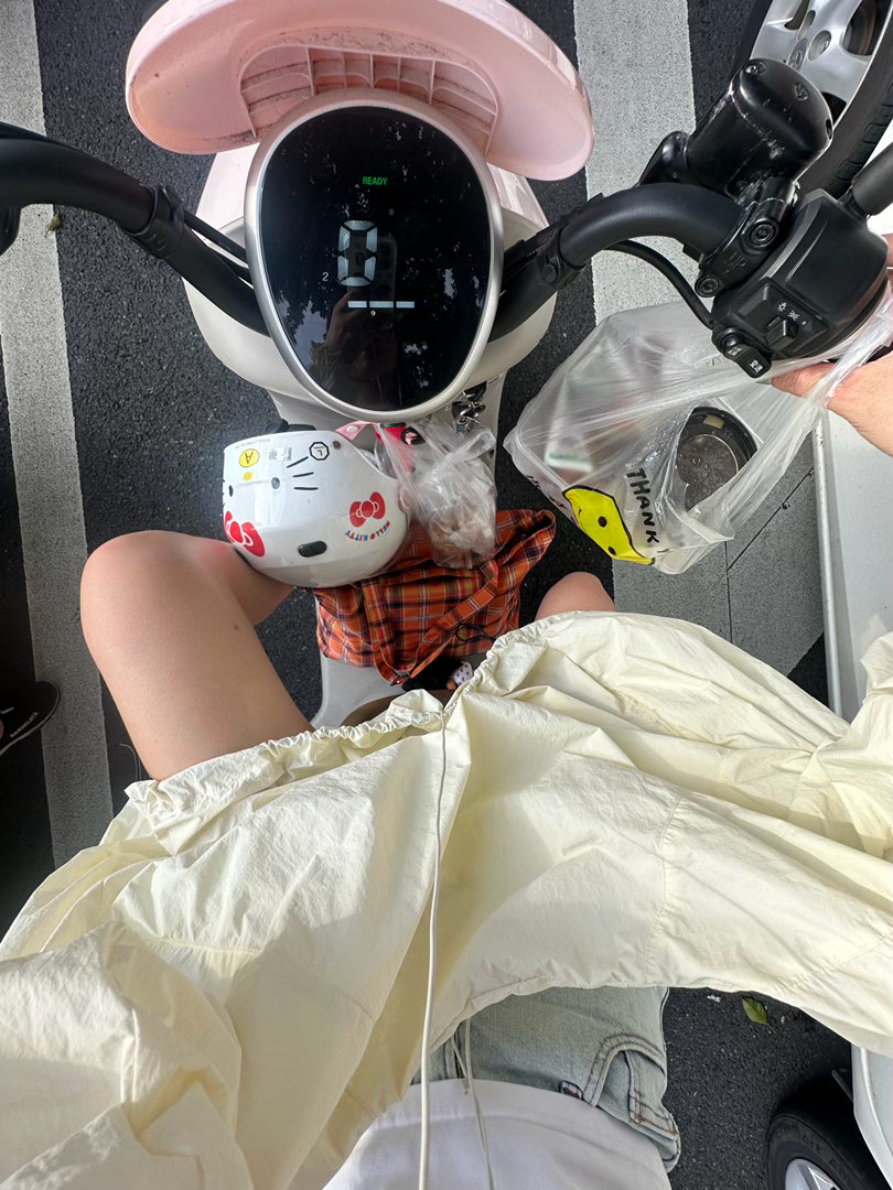 面带微笑开车回家的哈哈哈啊哈 路过芦荟店里给她带了点吃的 明天再去逛！ 