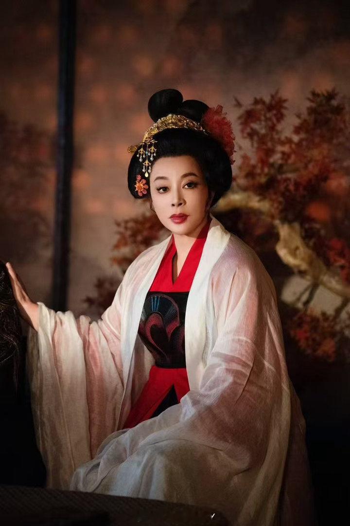 刘晓庆30年后再演武则天75岁刘晓庆的武则天造型一出场就赢了，龙袍加身，眼线微挑