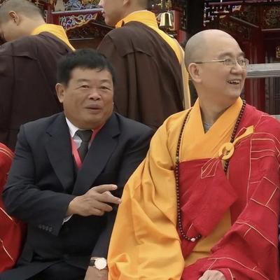 🐒曹德旺随王石一起参观万福寺。方丈曾向王石提到修斋堂需要1600万元，王石认为