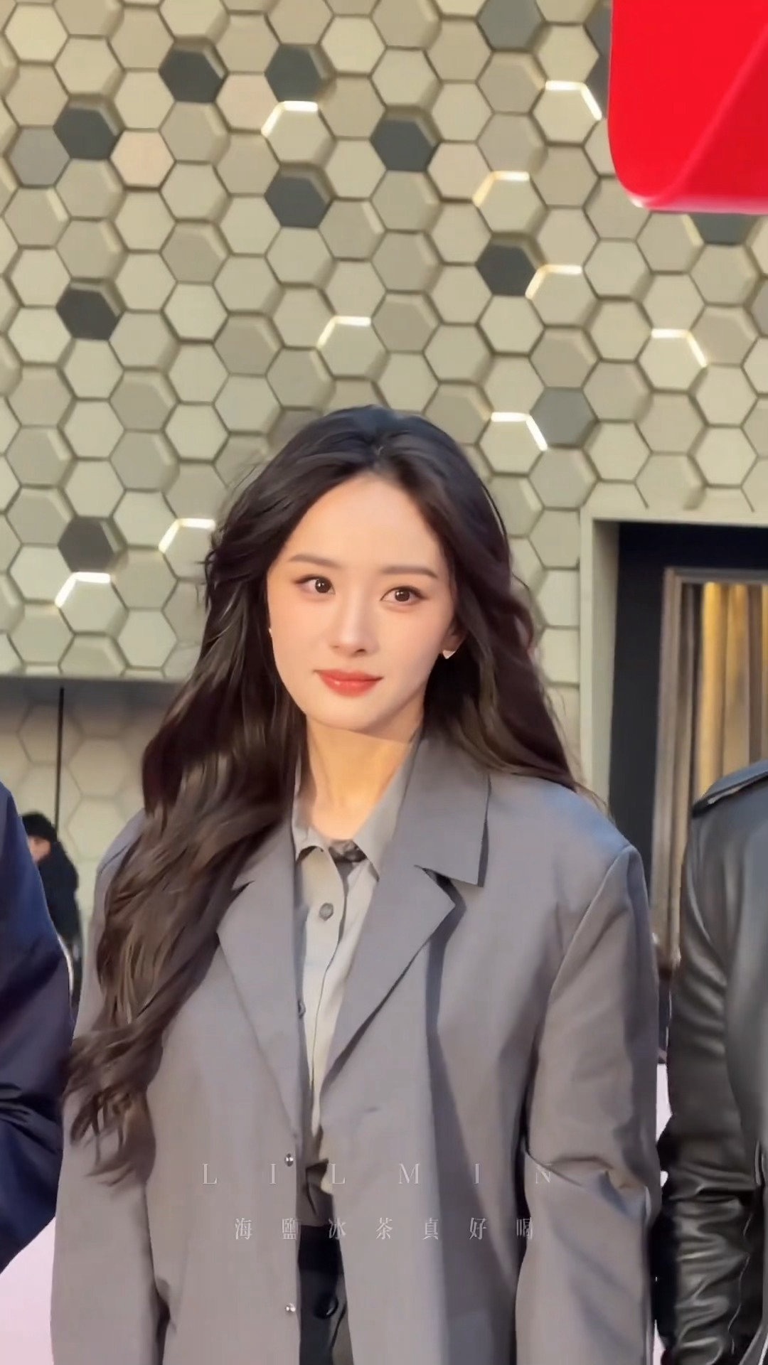 杨幂Prada活动的美图还在持续更新中，这令人如沐春风的美貌！难怪首次活动就被V