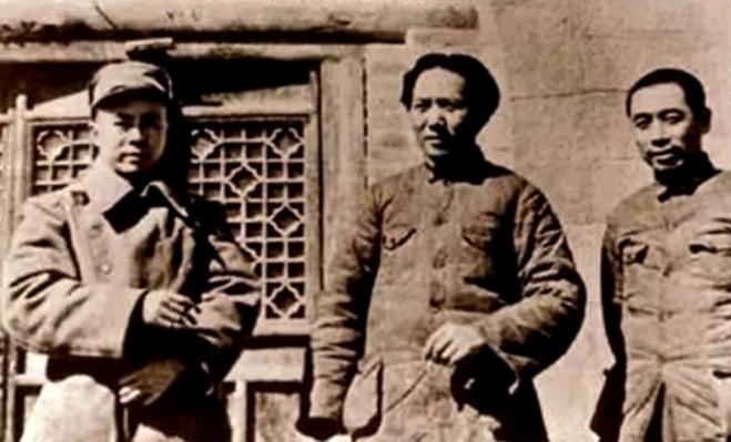 当了一辈子辅助，他曾是遵义会议明确的军事最终定夺者，周恩来的底牌藏得多深？
 