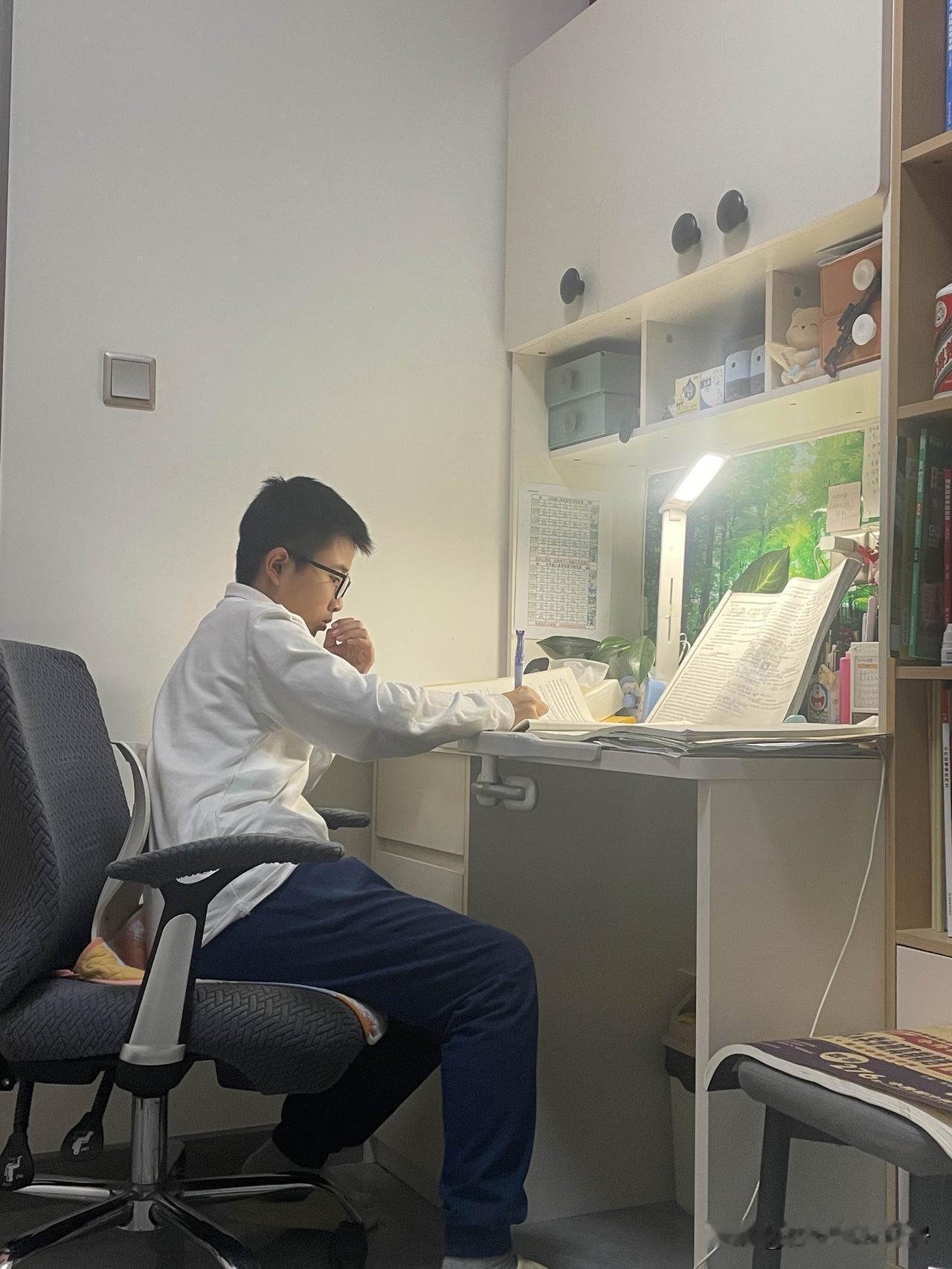 小升初真的不容易！每天放学回来做不完的试卷，背不完的单词和诗词，就连周六日都没有