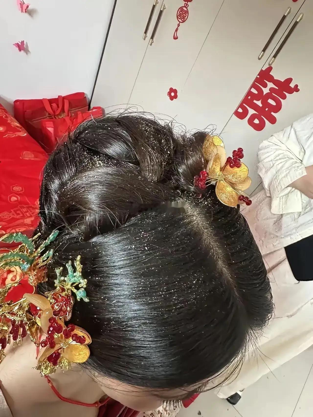 新娘子是不是结婚前没洗头啊，看上去不太美观… 