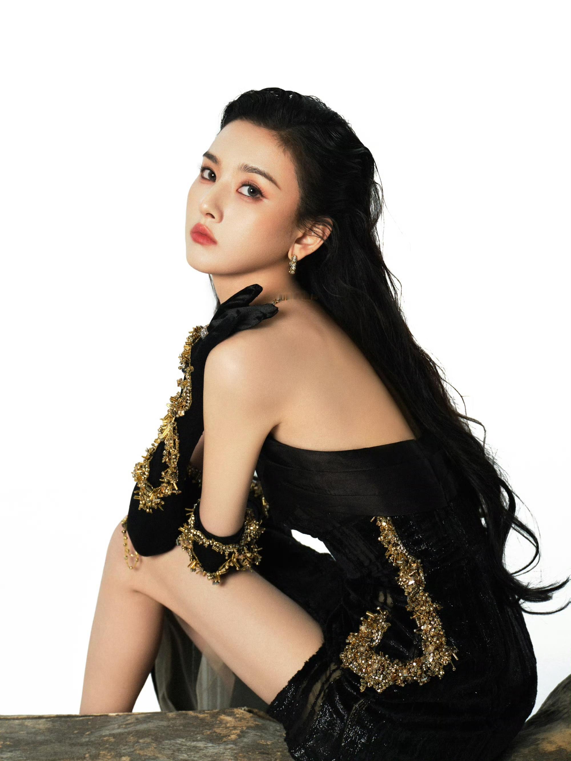 华天崎给宋祖儿化的玫瑰美人妆祖儿好美！ 宋祖儿玫瑰美人妆