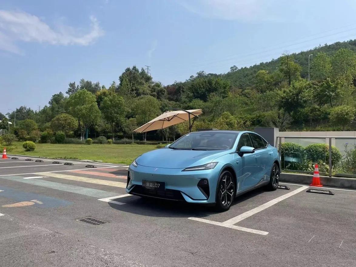 大家发现没，
现在很多新能源车就像网红脸，
除了车标不一样，
感觉大同小异。
#