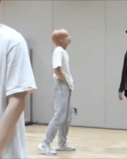 男团TXT成员姜太显在物料公开🍑档为哪般？男艺人这么饥渴吗？ ​​​