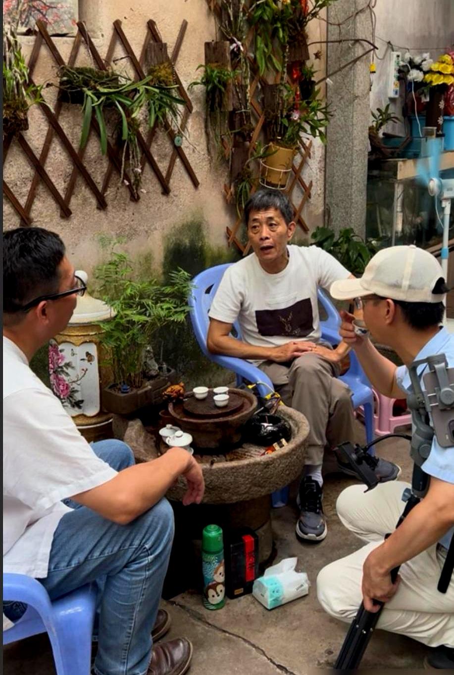 午后潮风里，一个62岁的守宅大叔，搬个小板凳坐在汕头澄海张厝内的门口，笑呵呵地招