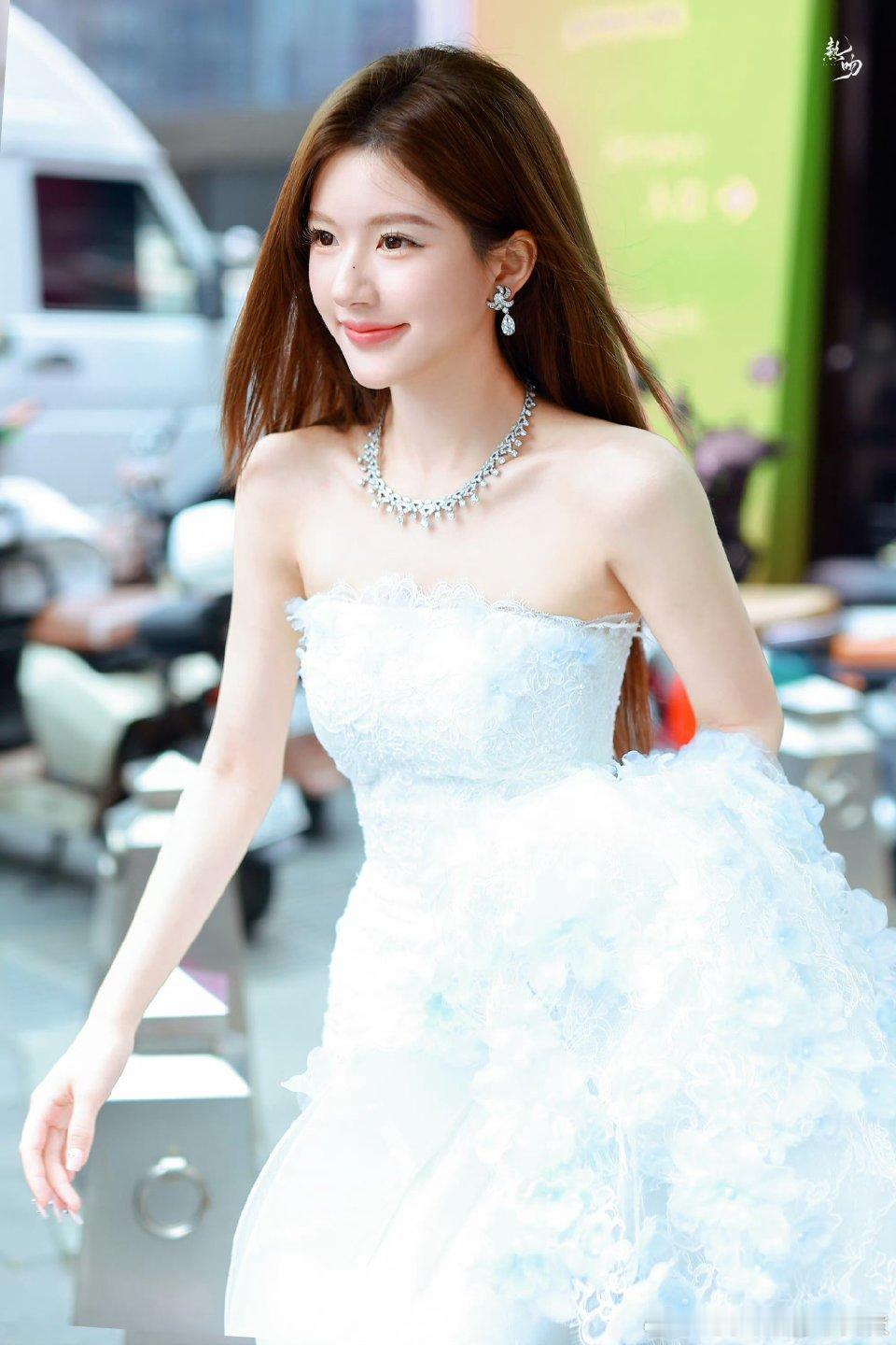 #赵露思婚纱上班路透# 没错！今天是我和的婚礼💒，欢迎大家来参加[打call]