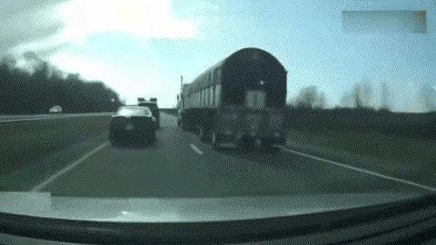 如果我是视频车，肯定不会跟着这么近。肉眼可见前车已经急毛了，一定会做出一些非常规
