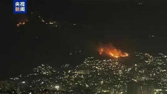 美军空袭委内瑞拉，首都加拉加斯火光四起腾起蘑菇云，而那些谴责俄罗斯的西方国家却集