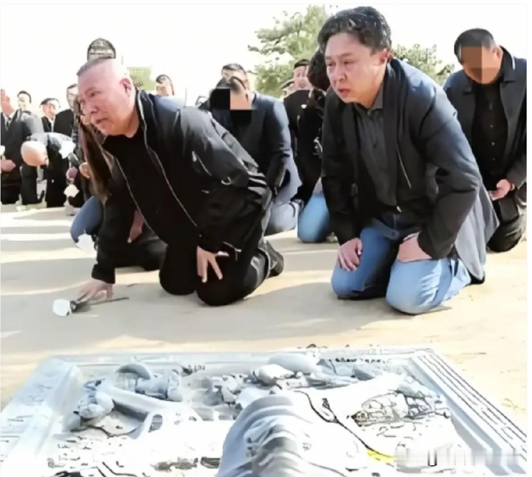 2011年，德云社全体成员在班文郭德纲、于谦的带领下，齐刷刷地声泪俱下，痛心疾首