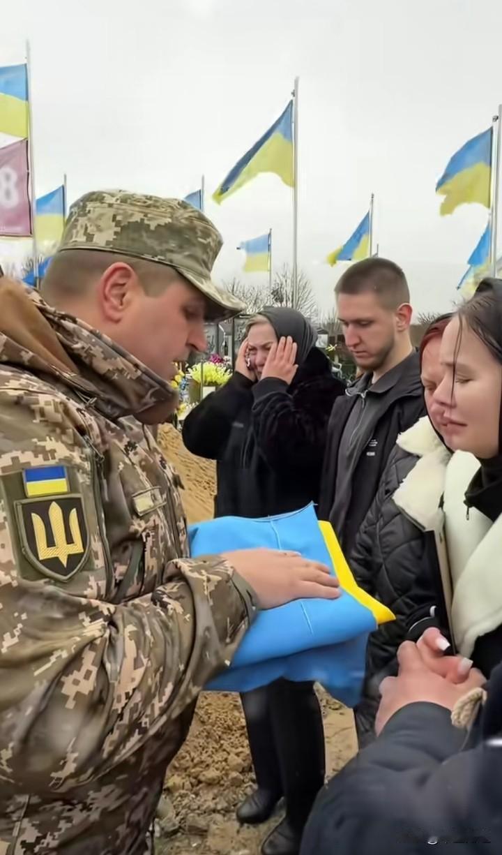 这一场景，着实令阵亡官兵的家属难以抑制悲痛！俄乌战争已持续近四年，究竟有多少乌克