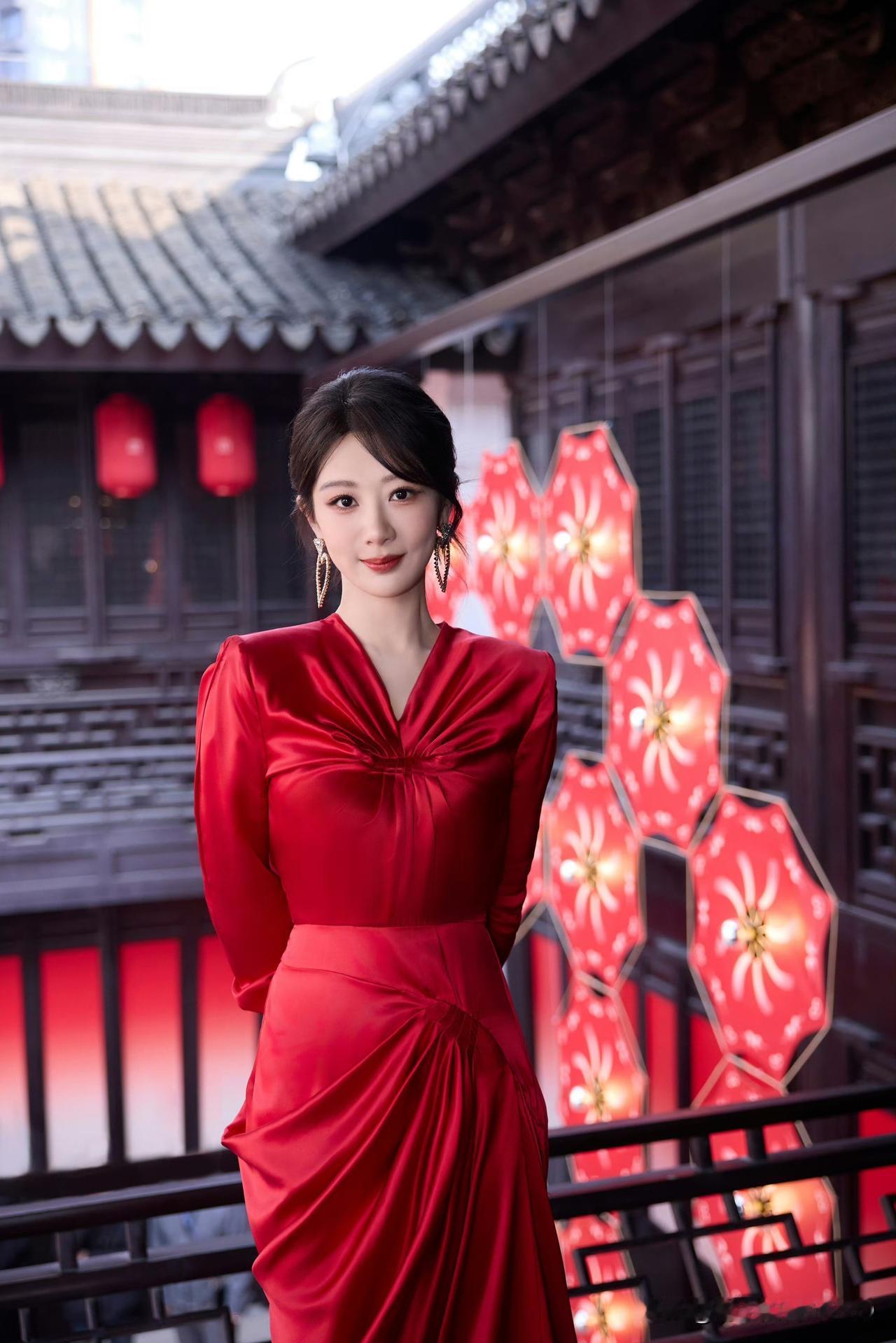 杨紫这组红裙，氛围感与气场双在线，温婉与明艳随意切换