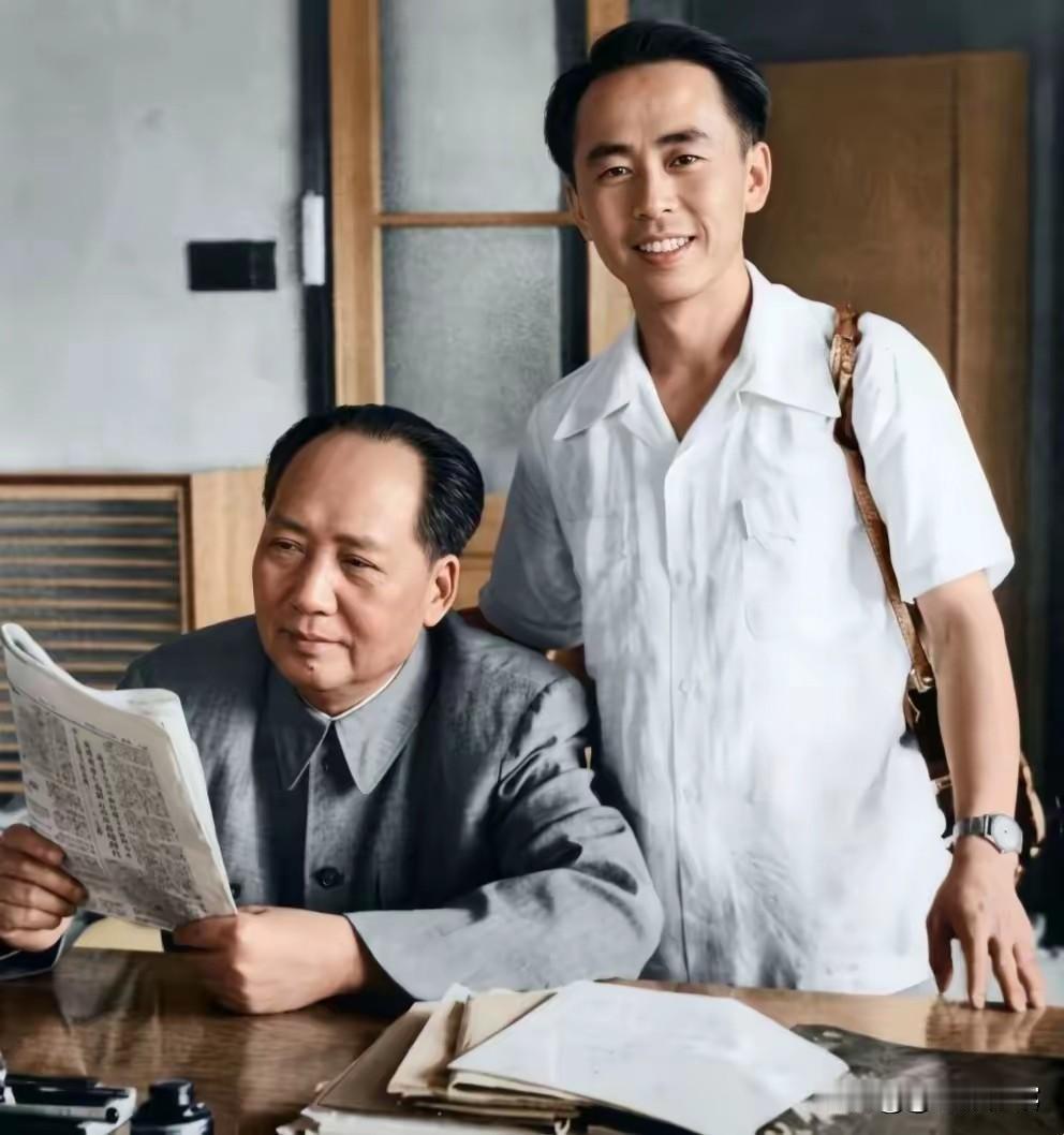 📌照片人物解读
 
画面站立者是周福明，他长期担任毛泽东同志的理发师与生活勤务