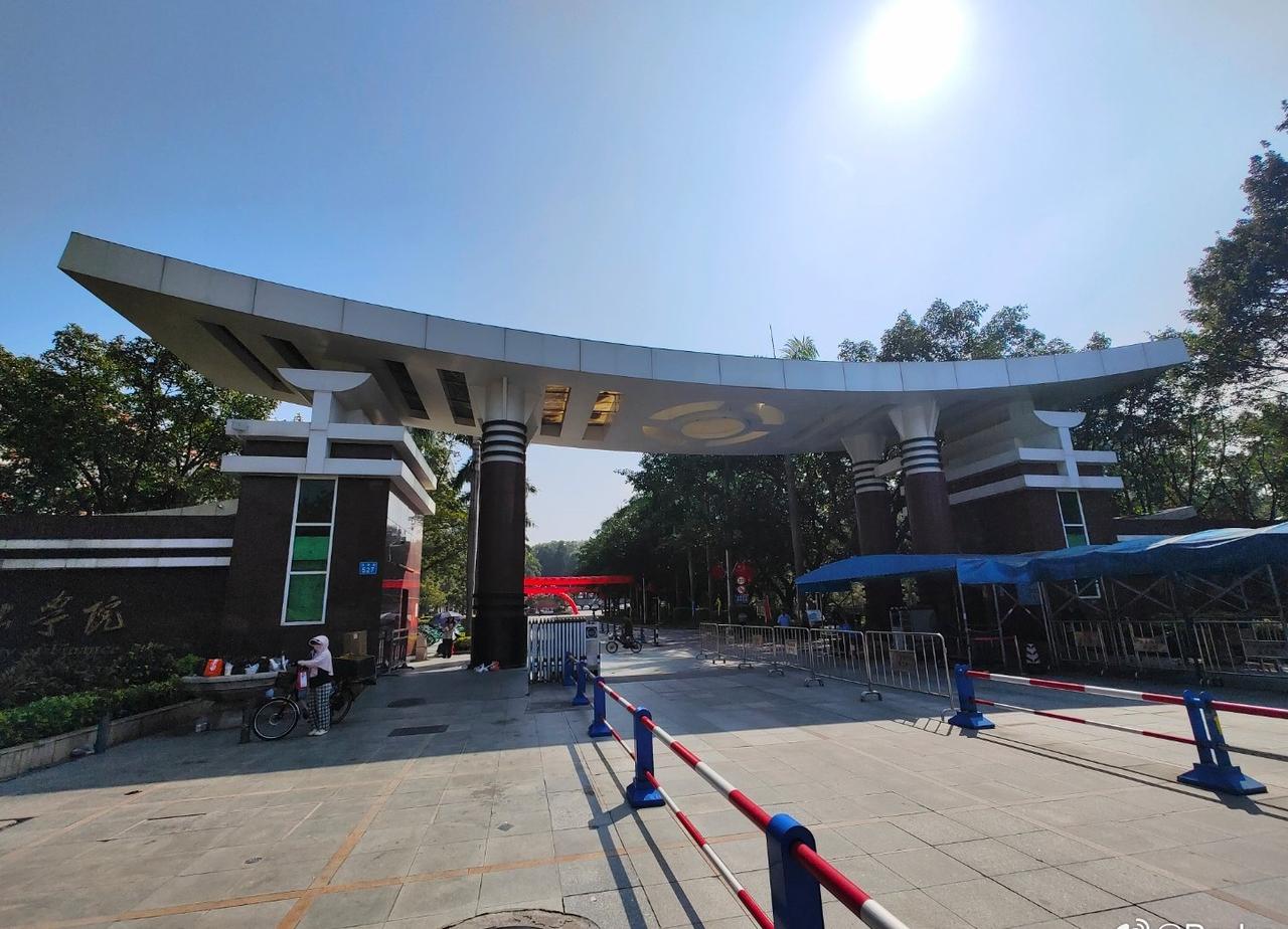 广东金融学院75周年。
十几年前来过位于龙洞的广东金融学院，那时候还叫金融高等专