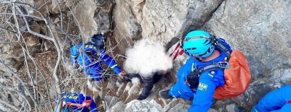 【俩“驴友”被困二三十米崖壁，27名蓝天队员接力救援】3月11日下午，房山蓝天救