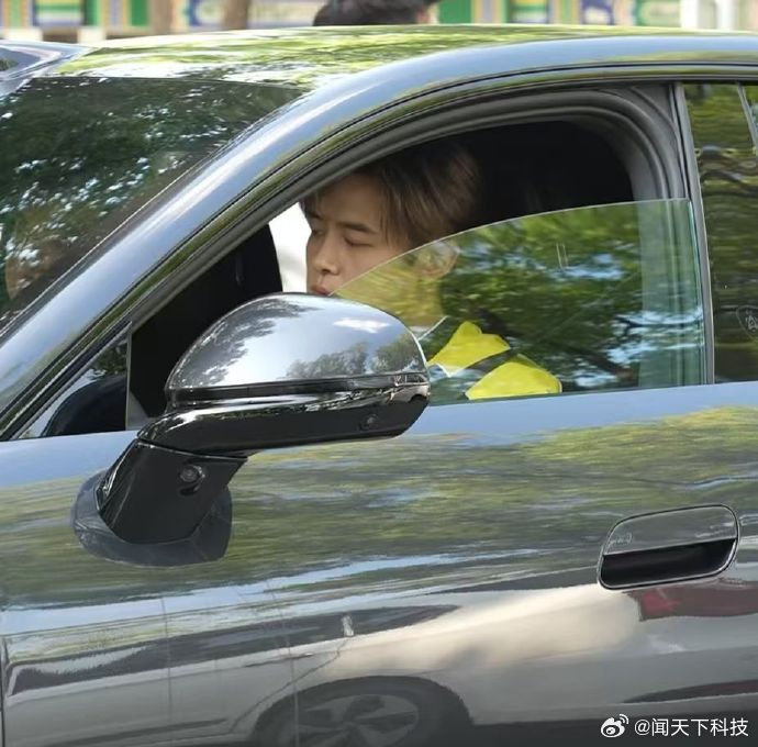 付辛博提车启境GT7日前，演员付辛博现身启境店端提车，据悉，付辛博本次所提车型位