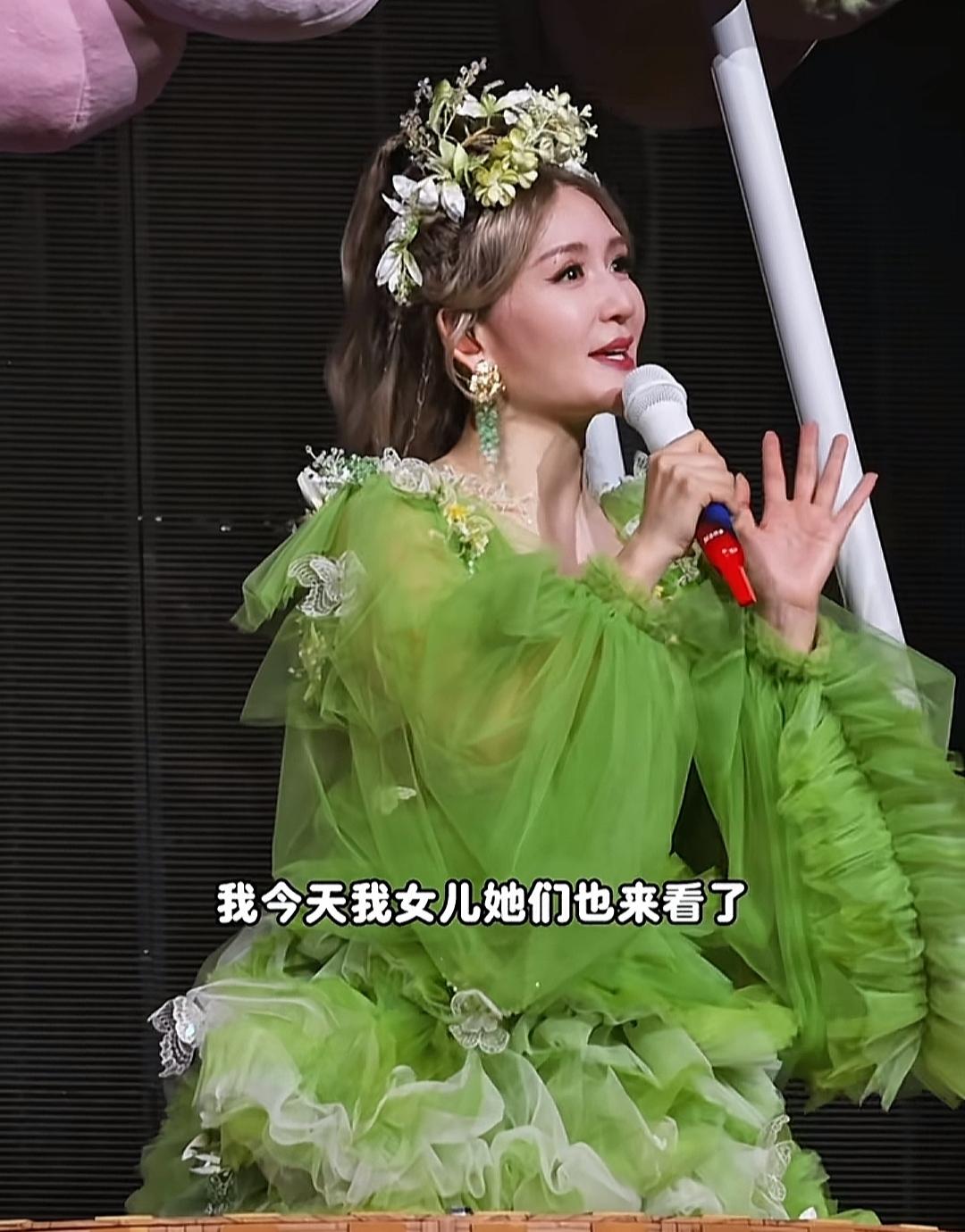 谢娜演唱会表白三个女儿，一首小风筝送给她们，并且3个女儿都在现场，谢娜说影迷们可