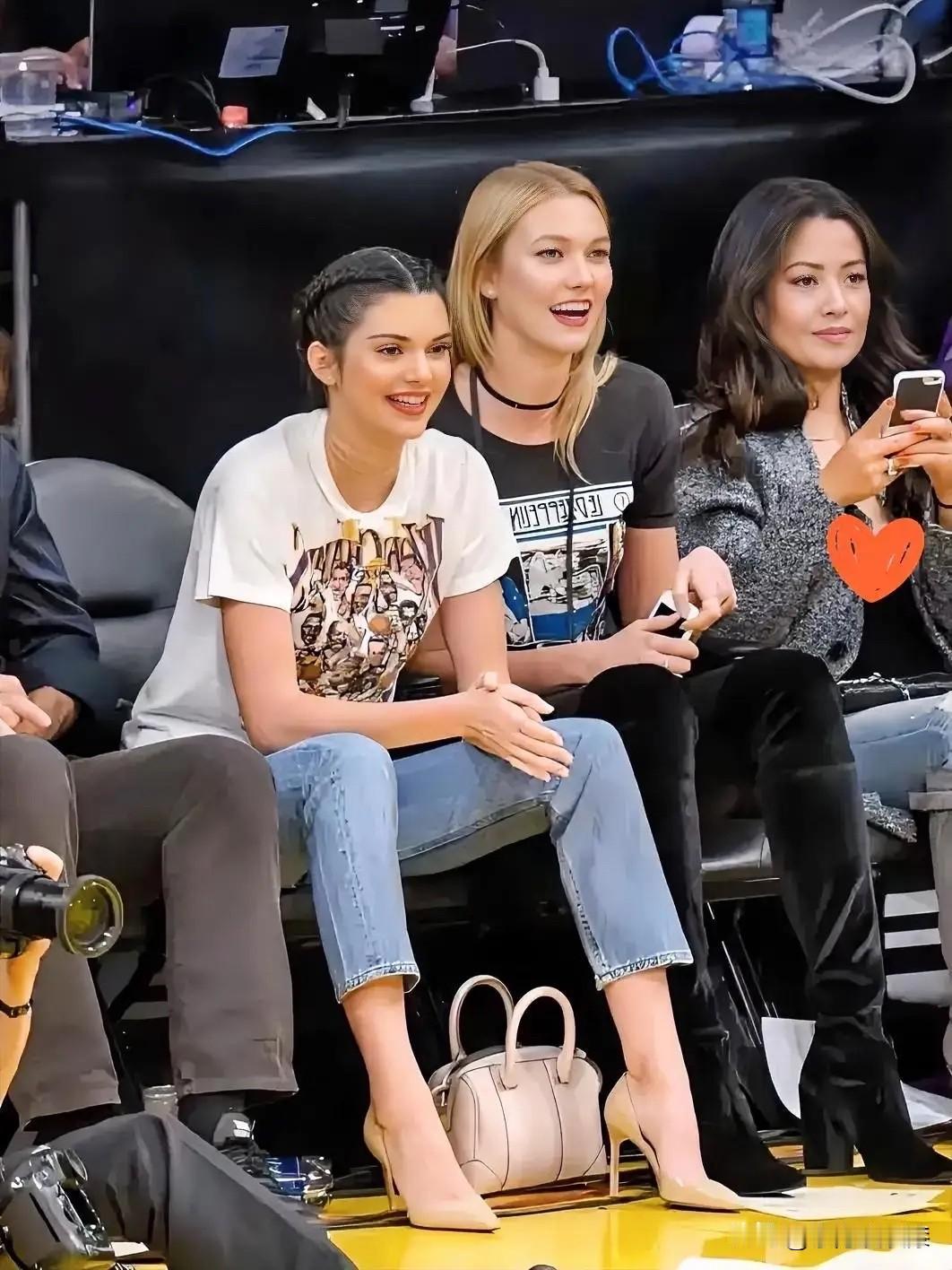 高跟鞋的性感是远远超过长筒靴的！
牛仔裤👖配高跟鞋👠绝了！性感修身牛仔裤