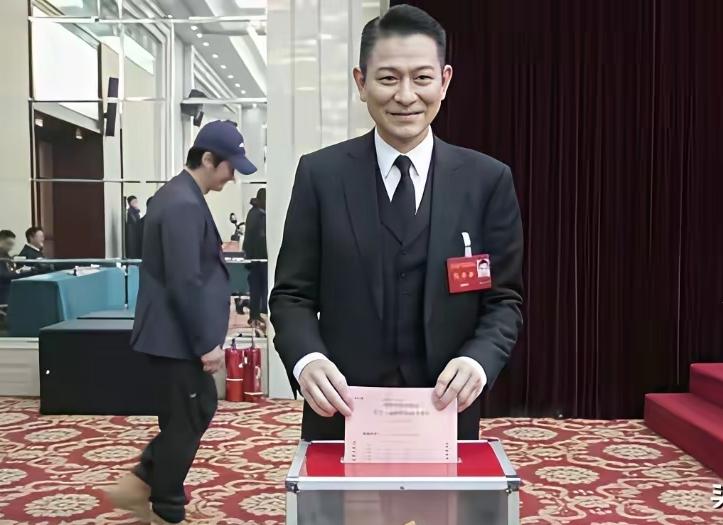 从刘德华后面走过的这人是谁呢？看着怎么那么眼熟，你们觉得他看起来像谁？我觉得看上