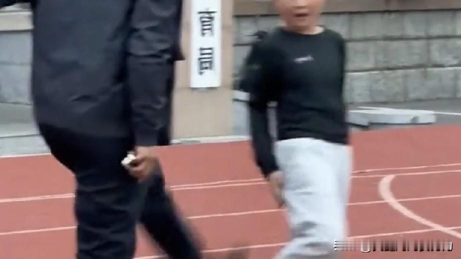 一分五十的水平，跑了四分钟，这是怎么跑的？

据视频11月7日报道，辽宁某学校，