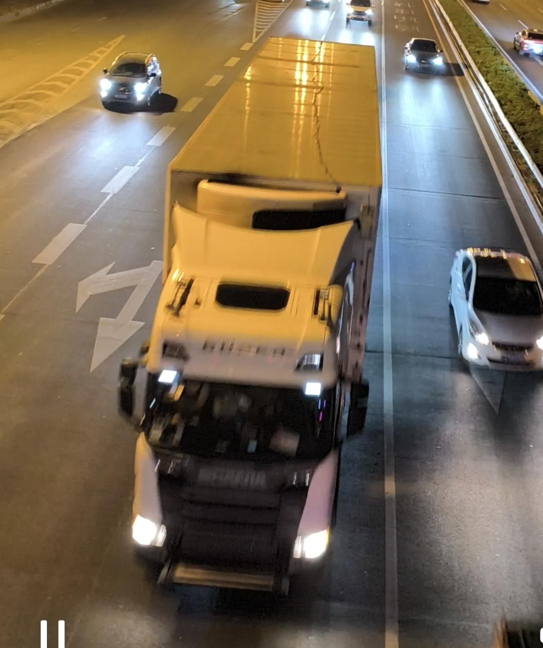 晚上乌鲁木齐河滩路大货车太多了，200米远距离，夜间把窗户关上，都能吵醒，感觉就