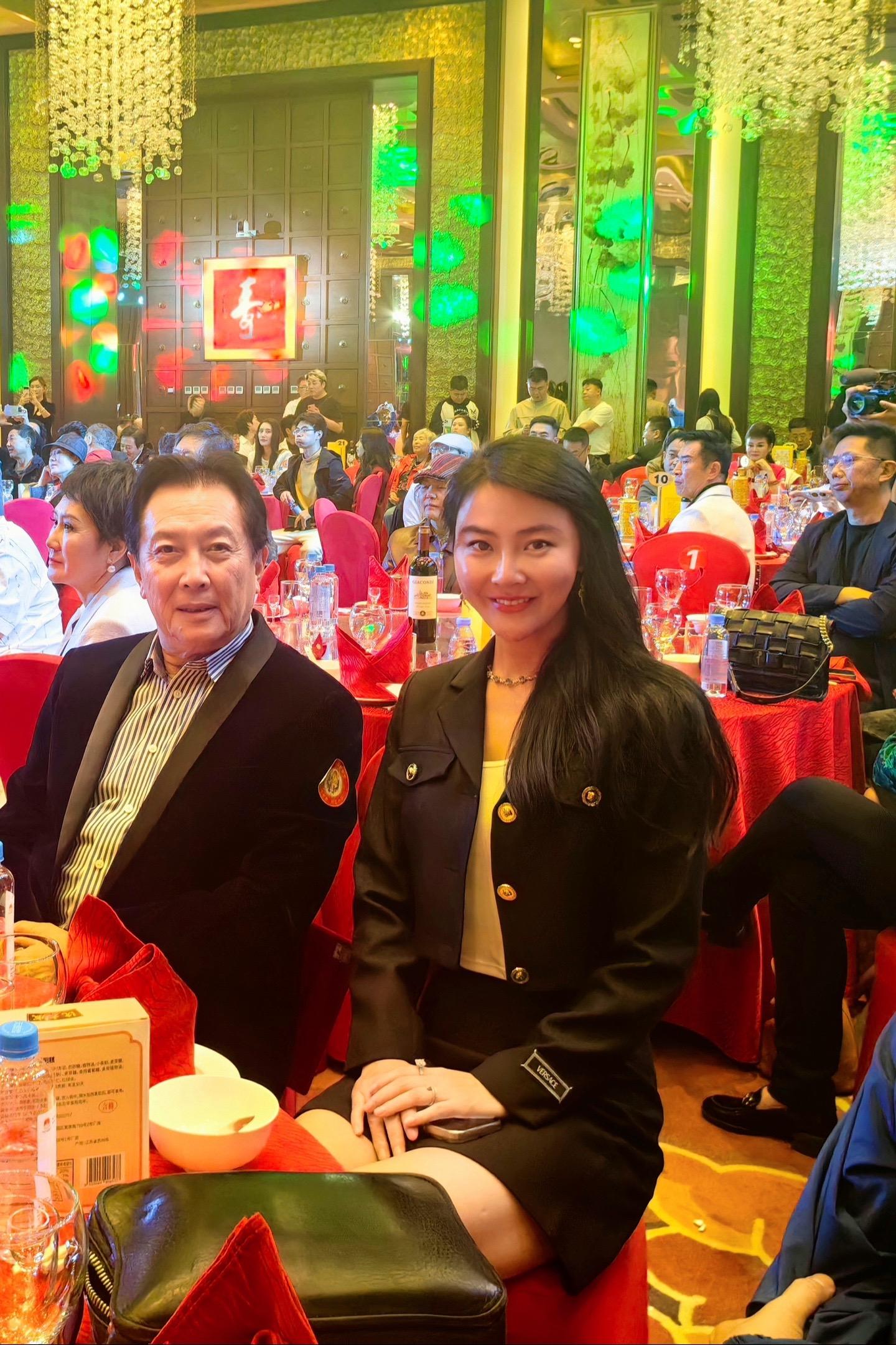发个合影