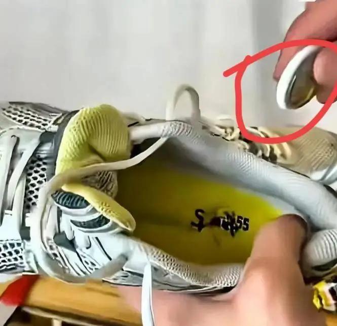 2025年6月，德国一名男子将内藏GPS追踪器的鞋子捐给红十字会，想看看它会被送