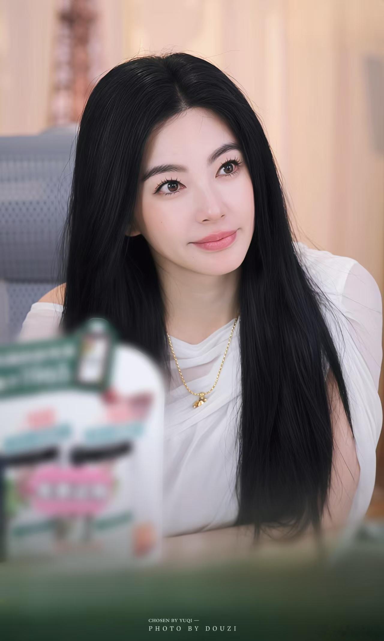 发现张雨绮最近的状态真的是超好的呀，咱们姐姐过得非常的轻松自在，而且颜值一直在线