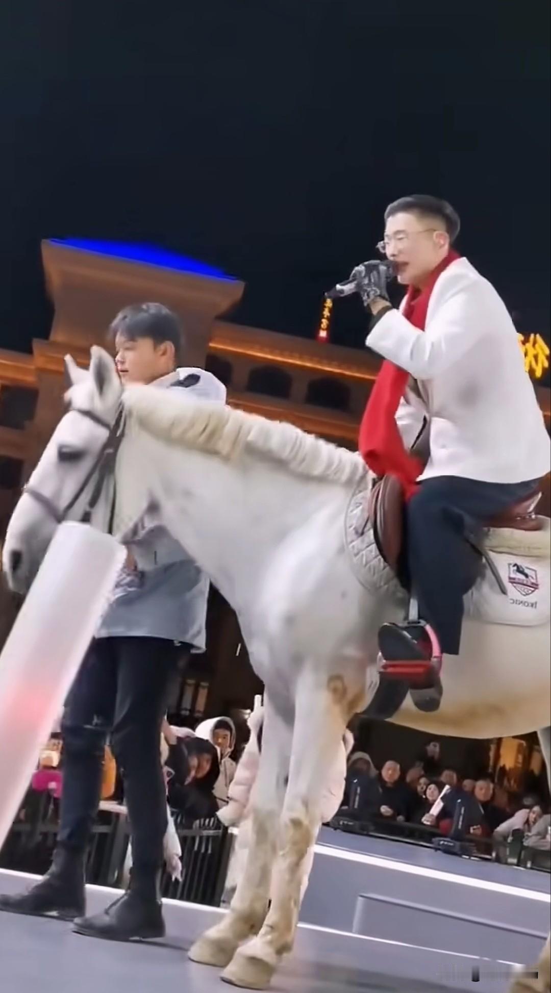 郭有才骑在白马上唱《战马》，工作人员拉紧缰绳，他俯身抱住马颈嘶吼。歌声混着马蹄声