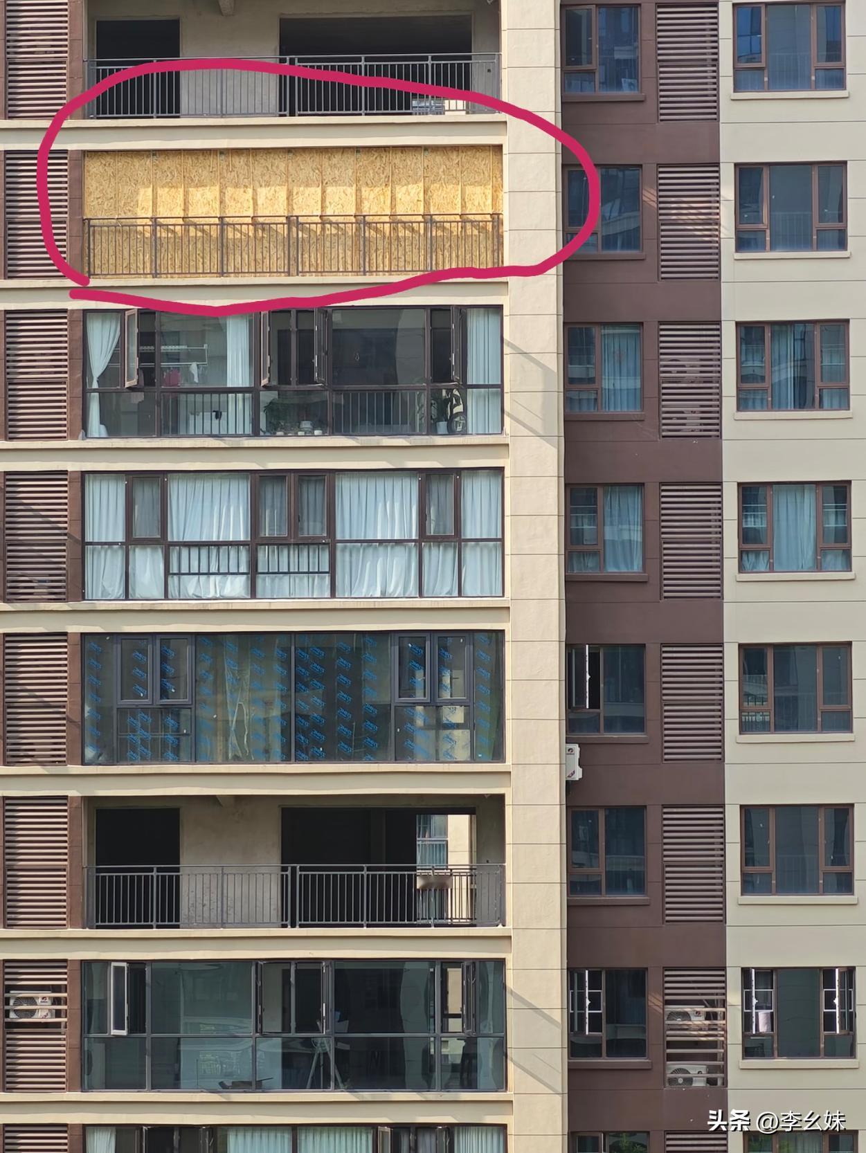 对面这些人为啥要用木板把窗户全封？