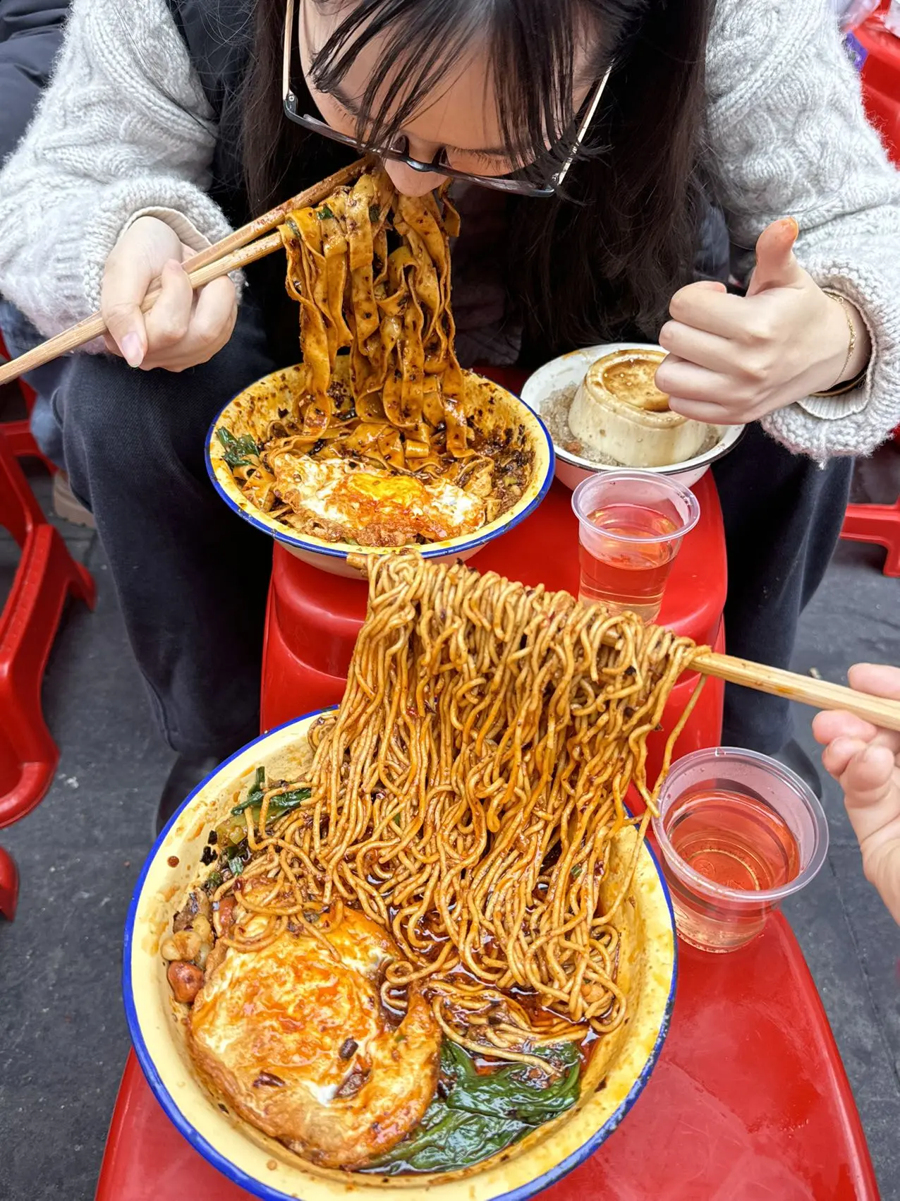 去观音桥一定要吃板凳上的豌杂面！！观音桥这家板凳面一周去了四次了🤣简...