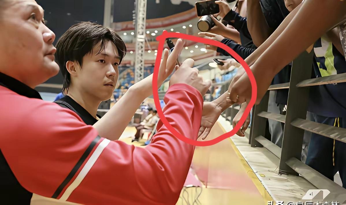 王楚钦赛后绕场半圈，径直走向看台上举着小黑手的印度男孩阿扬，这一幕比任何胜利都动