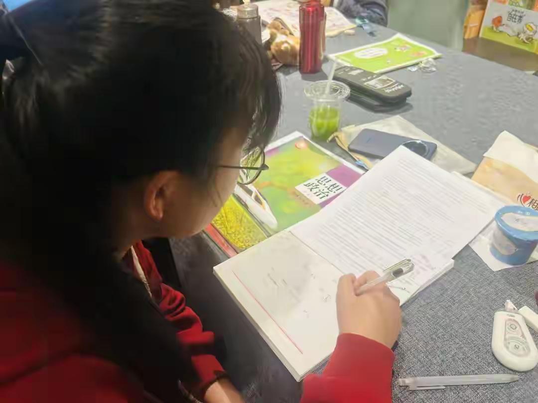 开学剩5天 男生紧急“抢救”作业
         看来宁波的初二学生寒假作业压