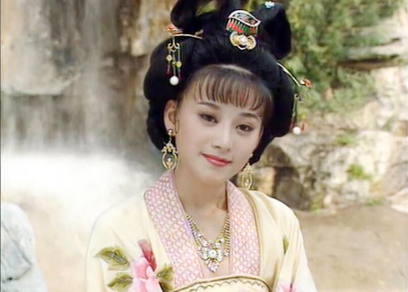 不是宫闱密语——是整座长安城，在替一位女子把谏言，写进她未拆封的胭脂盒第七层夹层