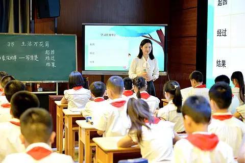 一家长说：儿子高一是重点班，班级群里一直都很安静，老师有事才发个通知。高二没考好