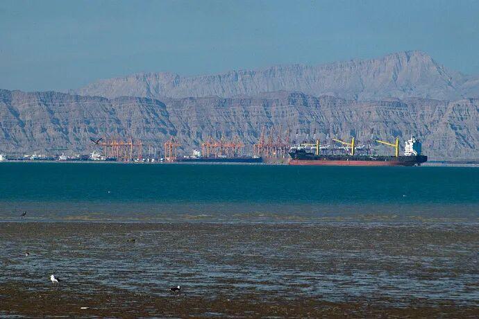 突发！伊朗出手破局！美国港口封锁彻底失效！
 
美国刚宣布封锁伊朗所有港口，伊朗