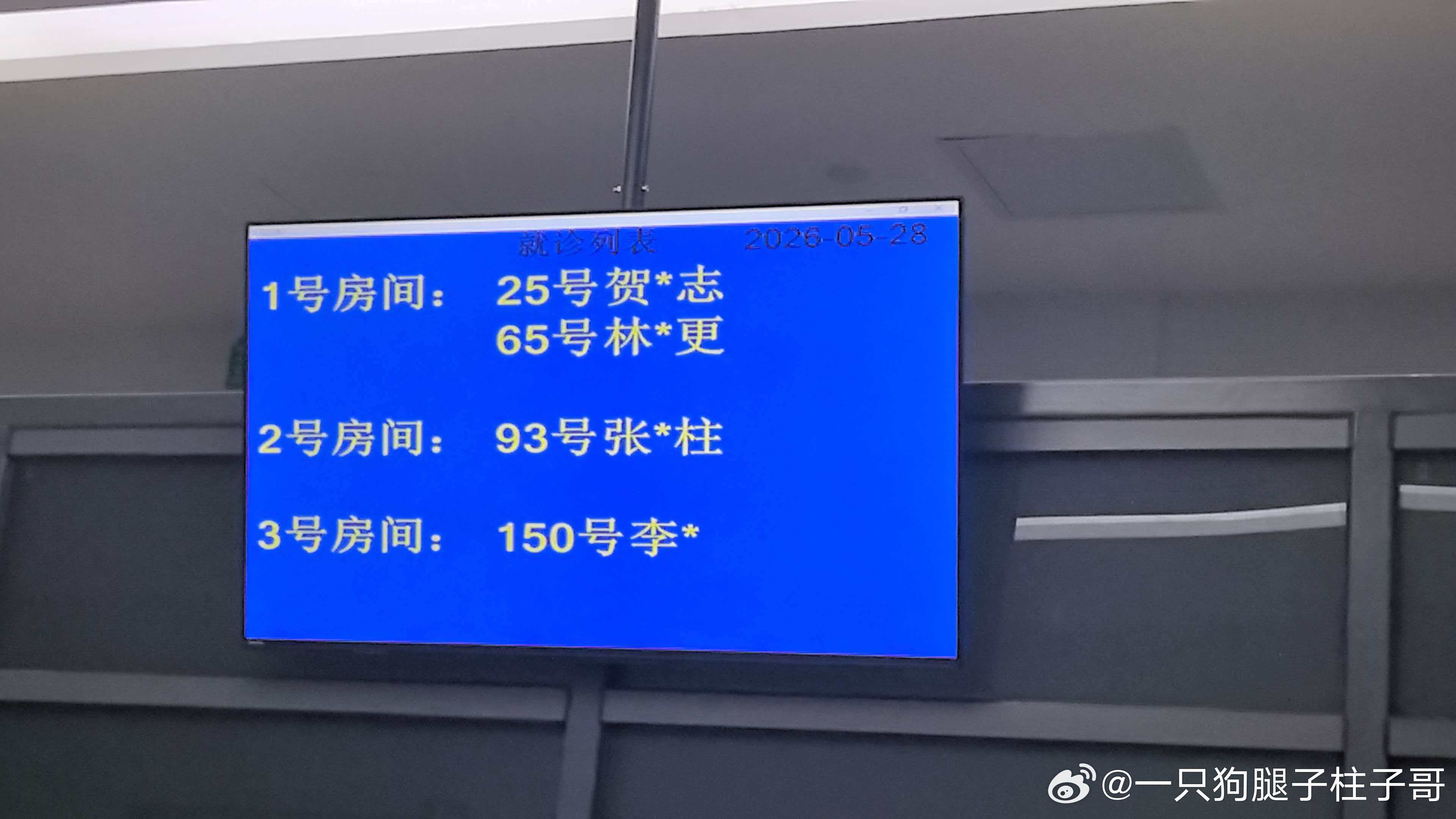 真名张柱柱实锤了。挂个茉莉香包就好香啊。一根羽毛如缓慢旋转的飞镖滑落到我面前。 