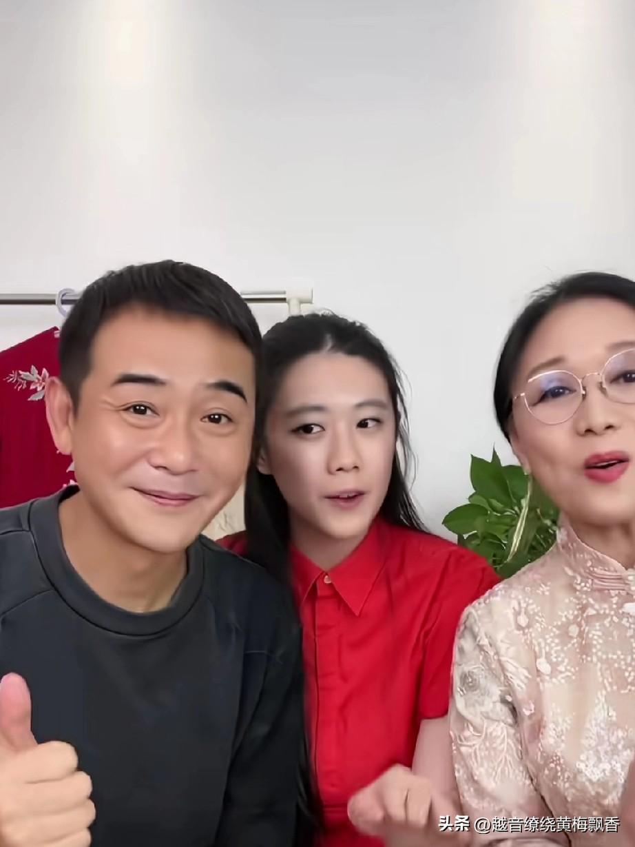 吴琼一家三囗合唱黄梅戏女驸马《中状元》一段，吴琼是黄梅戏界的杠杷子，唱功自然是没