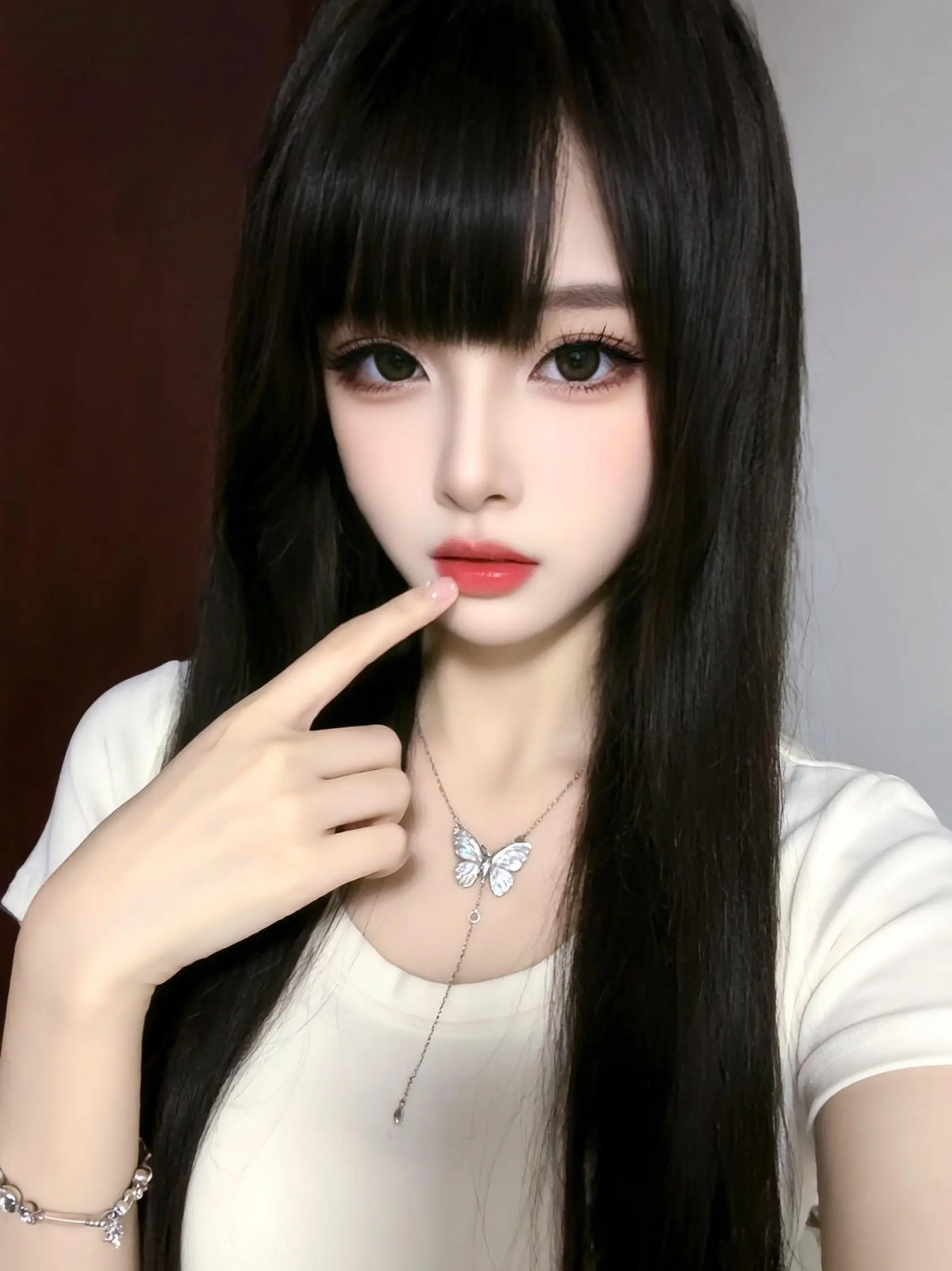 冷萌感发型 甜御妆容教程 细锁骨链 蝴蝶项链 网感少女