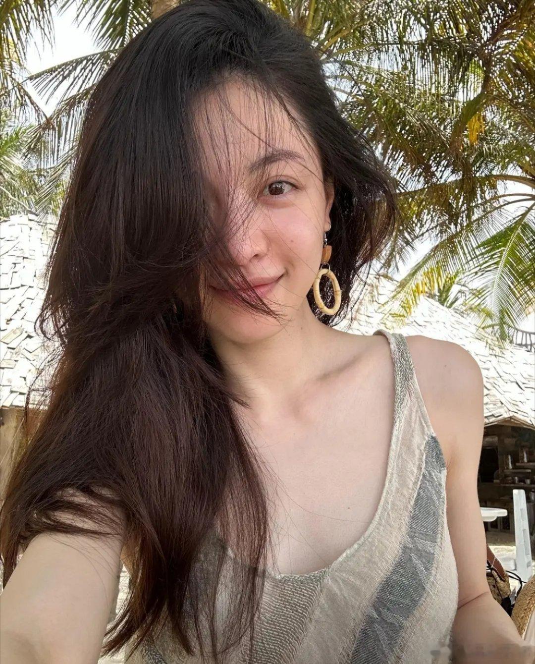 懒得理那男人因某女人官宣离婚后的诽闻，钟楚曦晒旅游美照，又瘦又美白到发光，给人一