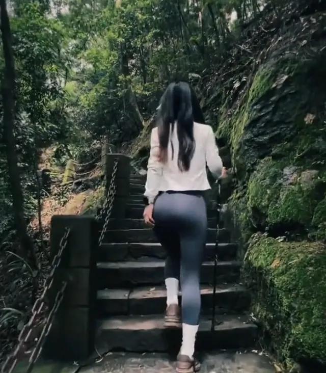 年轻女人是这样一步步变成大龄剩女。
1，刚开始出社会的时候，找一个和自己收入差不