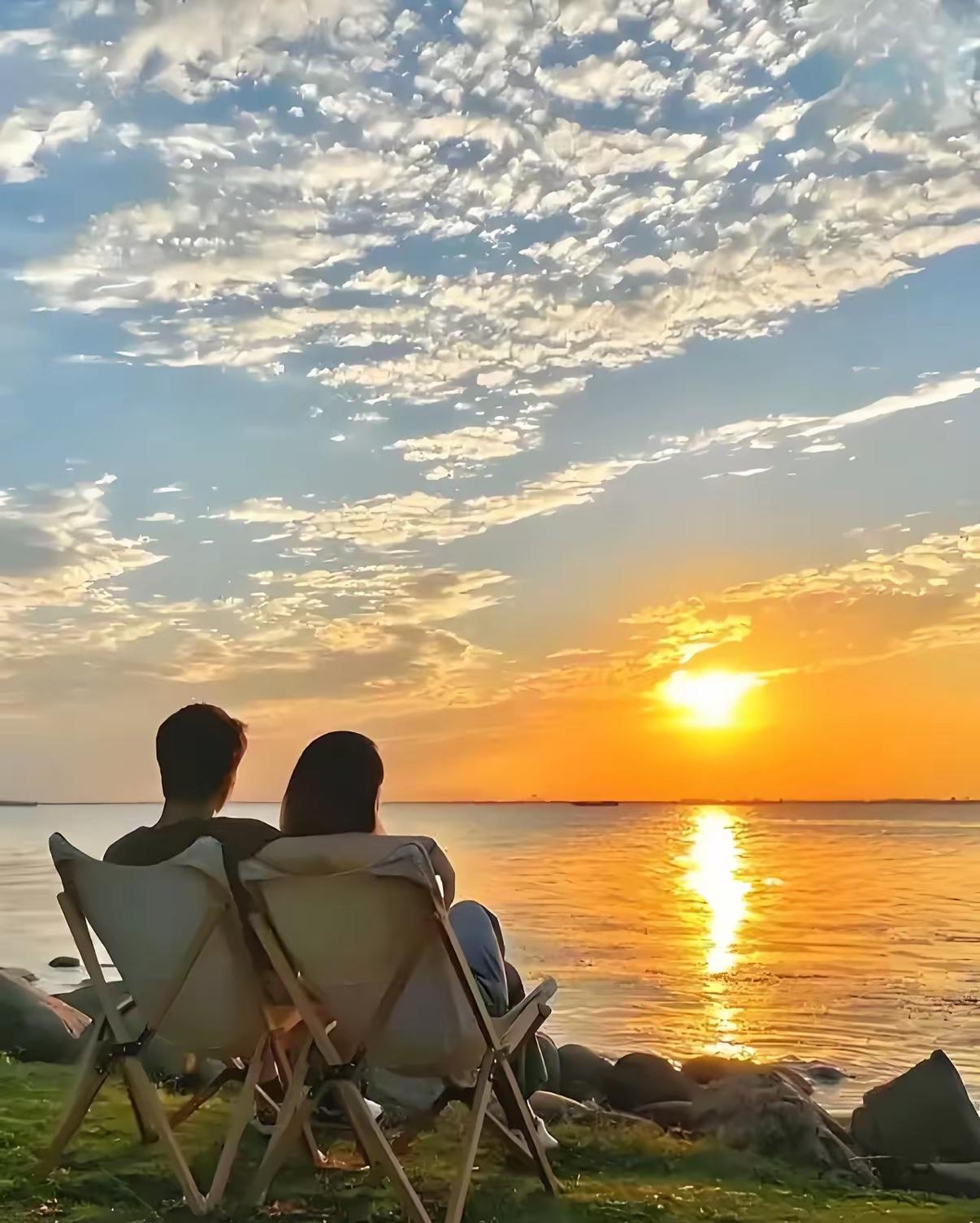 那天刷到一个视频：一位妻子在厨房忙碌，丈夫却忙着给手机里跳舞的女主播刷礼物。
​