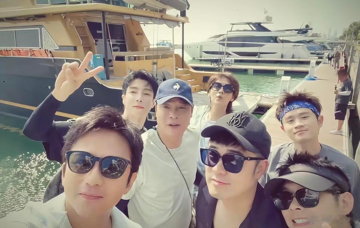 王勉在任敏夏梦合照里圈自己总是默默的给自己暴露出来真的是太可爱了～自己必须在！王